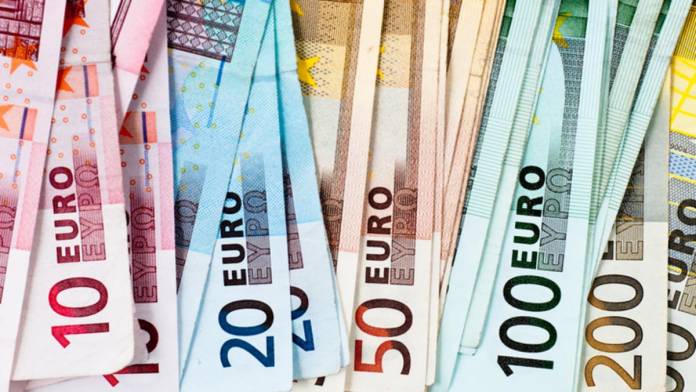إجراءات عزل عام فرنسية محتملة تهوي باليورو