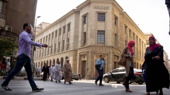 قفزة كبيرة بأرصدة البنوك المصرية والالتزامات تهوي 15%