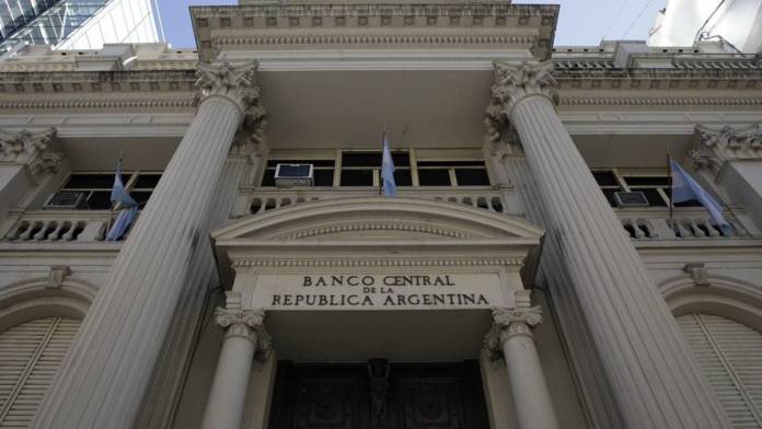 استطلاع للبنك المركزي: الناتج الإجمالي في الأرجنتين سيهبط 11.8%