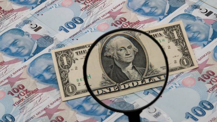 الليرة التركية تهوي لمستوى منخفض جديد أمام الدولار