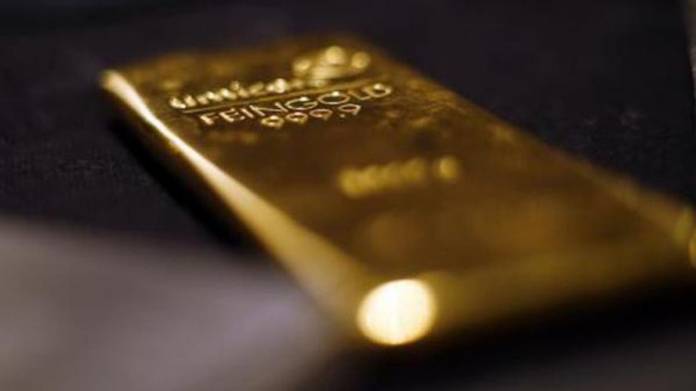 الذهب يلامس أعلى مستوياته في أسبوع مع تراجع الدولار