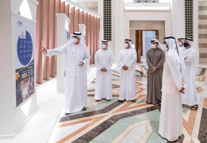 الشيخ محمد بن راشد خلال إطلاق البرنامج الاستراتيجي الجديد لمصرف الإمارات للتنمية